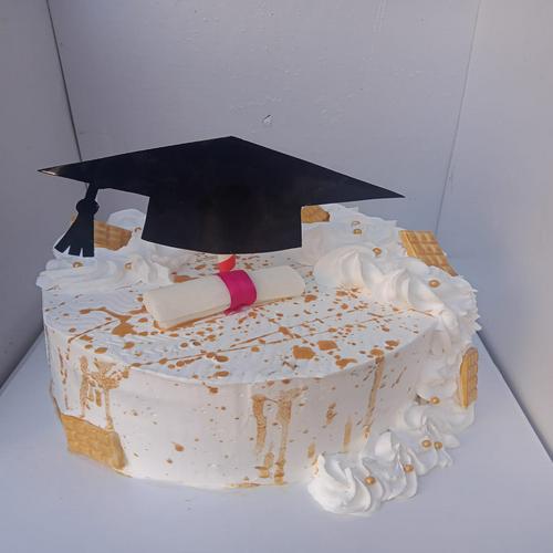 banana-chocolate-cake-with-graduation-topper